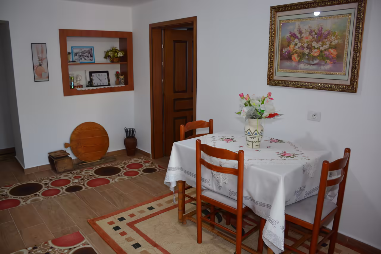 Dining area with a table, chairs and a rug