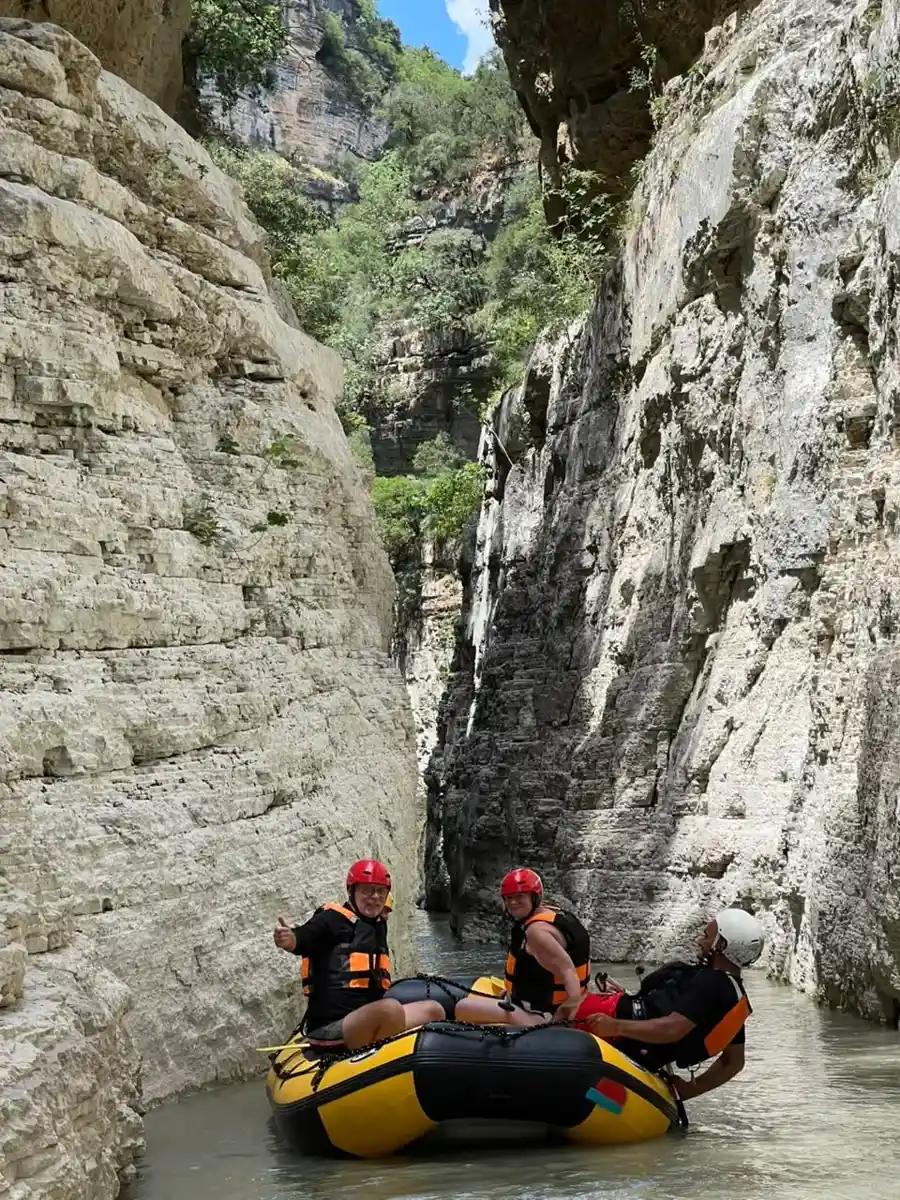 Rafter giving a thumbs up from a yellow raft in the Osum gorge